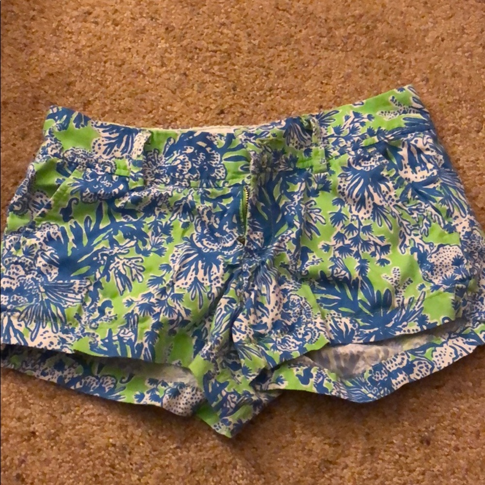 Lily Pulitzer printed shorts in size 00.